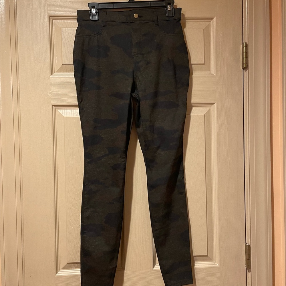 Time and Tru Women’s Dark Camouflage High Rise Jeggings, NWT, Size Medium (8-10)